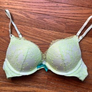 Victorias Secret bombshell bra add two cup sizes in lace detail 32AA